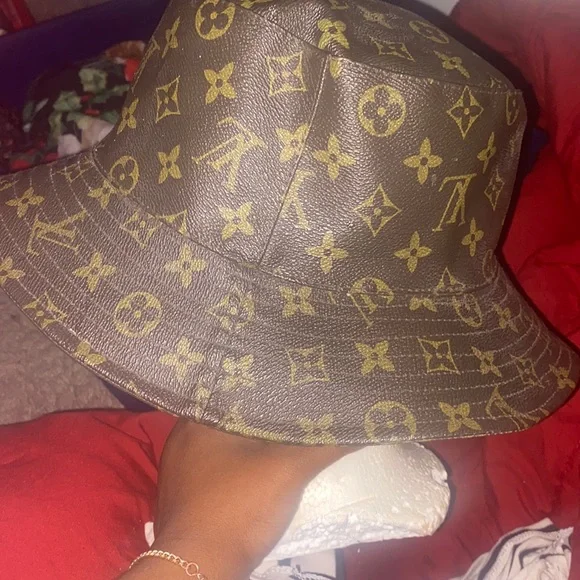 Louis Vuitton | Accessories | I Wanna Sell This Very  display picture 3